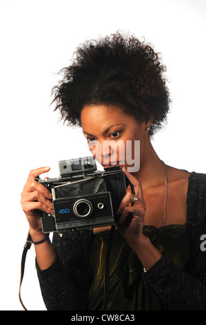 Afro American girl avec un appareil Polaroid Banque D'Images