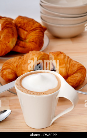 Des croissants frais et brioche française typique café petit-déjeuner traditionnel italien Banque D'Images