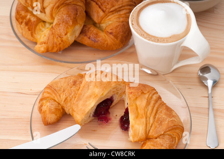 Des croissants frais et brioche française typique café petit-déjeuner traditionnel italien Banque D'Images