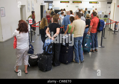 Baden-Baden, Baden-Airpark voyageurs à l'aéroport en attente de dédouanement Banque D'Images