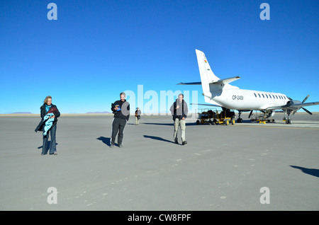 Les touristes à l'aéroport de Uyuni, Bolivie, Amérique du Sud Banque D'Images