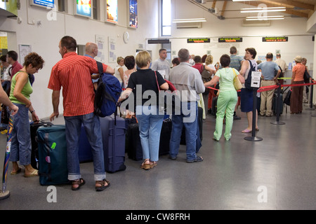 Baden-Baden, Baden-Airpark voyageurs à l'aéroport en attente de dédouanement Banque D'Images