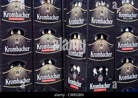 Photo symbole de la bière Krombacher empilé des caisses Banque D'Images