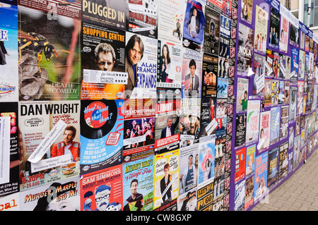 Beaucoup d'affiches sur le panneau publicitaire pour une publicité comédie et de divertissement au cours de l'exécution d'actes Edinburgh Fringe Festival Banque D'Images