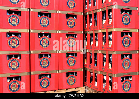 Photo symbole empilé, caisses de bière Paulaner Banque D'Images