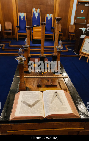 King James Bible sur un autel maçonnique avec une équerre et compas sur un autel dans une chambre de l'artisanat Banque D'Images