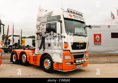 Camion/truck de Maxwell Services fret avec la peinture de l'Irlandais du Nord Rory McIlroy golfeur sur le côté. Banque D'Images