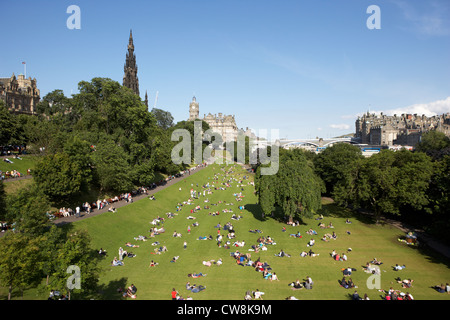 Les jardins de Princes Street sur une chaude journée d'été à Édimbourg, Écosse Royaume-Uni Royaume-Uni Banque D'Images