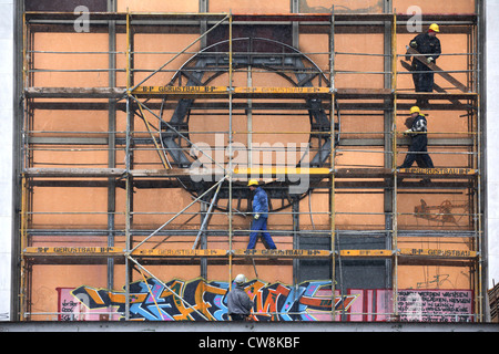 Travailleur de la construction sur l'échafaud au Palais de la République Banque D'Images