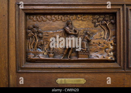 Une des centaines de panneaux de bois sculpté dans la Sainte-Élisabeth-de-Hongrie église, Paris, France Banque D'Images