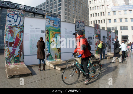 Berlin, informations touristiques à un monument du mur de Berlin Banque D'Images