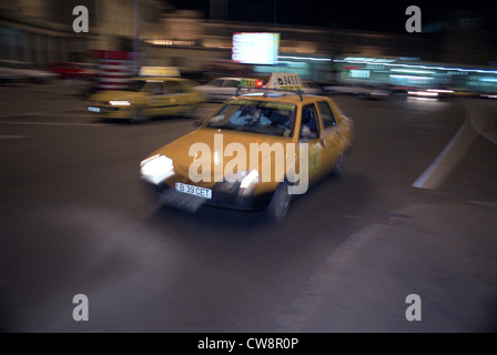 Un taxi (une Dacia Logan) la nuit à Bucarest Banque D'Images