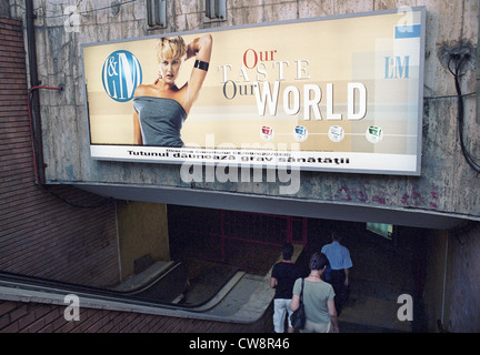 L & M publicité sur l'entrée d'un passage souterrain à Bucarest Banque D'Images