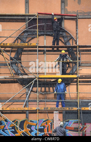 Travailleur de la construction sur l'échafaud au Palais de la République Banque D'Images