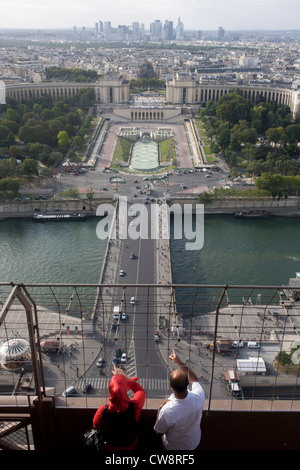 Point de repère de touristes sur le deuxième niveau de la Tour Eiffel, Paris. Banque D'Images