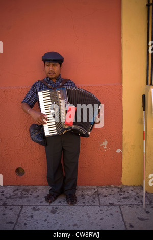 Un accordéoniste aveugle joue de l'accordéon dans une rue de Oaxaca, Mexique, le 7 juillet 2012. Banque D'Images