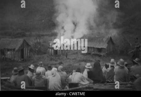 La répression, villages incendiés par l'armée Banque D'Images