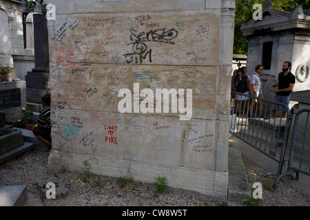 Pierres tombales où Graffiti couvrant près de la tombe du chanteur Portes Américain Jim Morrison est enterré dans le cimetière du Père Lachaise, Paris. La foule et le vandalisme occasionnel permanent entourant cette tombe ont causé des tensions avec les familles d'autres, moins célèbres, ensevelis les individus. Contrairement à la rumeur, le bail de la tombe a été mis à niveau à partir de 30 ans pour les parents de Morrison par perpétuel ; le site est régulièrement surveillée (en raison de graffitis et autres nuisances). Banque D'Images