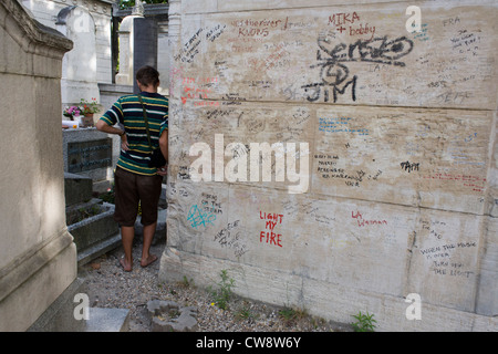 Pierres tombales où Graffiti couvrant près de la tombe du chanteur Portes Américain Jim Morrison est enterré dans le cimetière du Père Lachaise, Paris. La foule et le vandalisme occasionnel permanent entourant cette tombe ont causé des tensions avec les familles d'autres, moins célèbres, ensevelis les individus. Contrairement à la rumeur, le bail de la tombe a été mis à niveau à partir de 30 ans pour les parents de Morrison par perpétuel ; le site est régulièrement surveillée (en raison de graffitis et autres nuisances). Banque D'Images