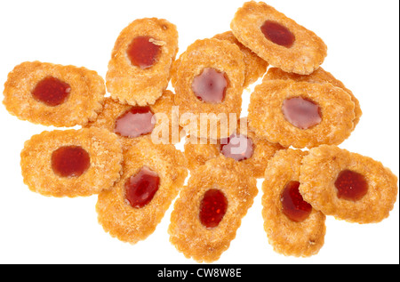 Pâte feuilletée sucré biscuits biscuit avec une confiture de framboises centre - studio photo avec un fond blanc Banque D'Images