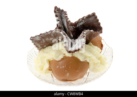 Profiteroles au chocolat au frais la crème fraîche et une plaque de chocolat au lait - studio photo avec un fond blanc Banque D'Images