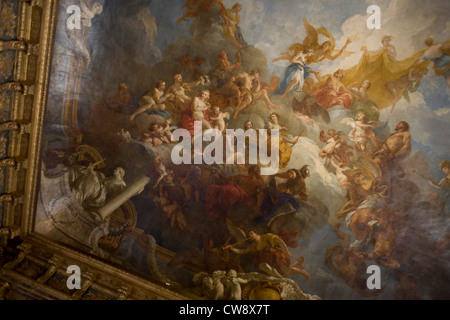 Détail du plafond de l'apothéose d'Hercule Hercule 1733-1736 par François Le Moyne, (1688-1737) dans la du Grand Appartement du Roi, Palais de Versailles, Paris. Le salon d'Hercule (aussi connu comme le Salon ou le Hercules Hercules salle de dessin) est au premier étage du Château de Versailles et relie la chapelle et l'aile nord du château avec grand appartement du roi. À compter de 1724, les travaux sur le salon d'Hercule a repris. Louis XV confie à l'architecte Jacques Gabriel, marbrier Claude-Félix Tarlé, et les sculpteurs Jacques Verberckt et François-Antoine Vassé pour compléter le prix Banque D'Images