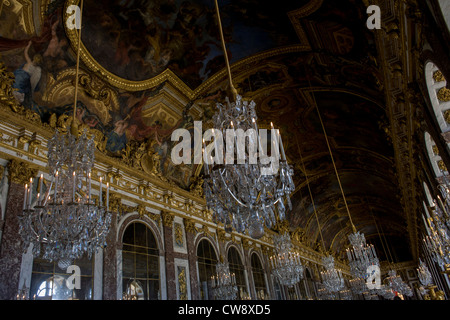 73 mètres de long de la salle des miroirs dans le Grand Appartement du Roi, Versailles, Paris. La Galerie des Glaces ou Grande Galerie (Galerie des Glaces) est la tribune du palais de Versailles et est reconnu comme étant l'une des plus célèbres pièces dans le monde. Banque D'Images