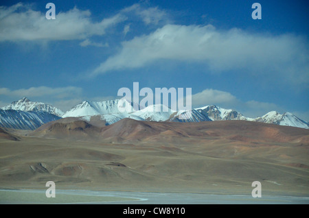 Visiter la haute altitude de l'Altiplano de la Cordillère des Andes, en Bolivie, l'Amérique du Sud. Mountaints neigeux désert, premier plan, cloud Banque D'Images