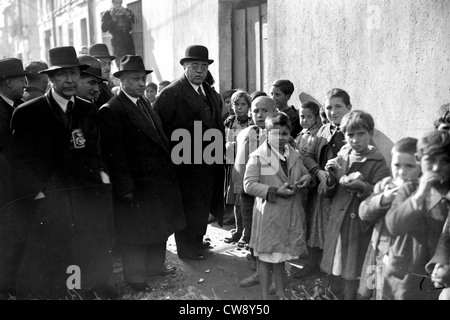 Des réfugiés espagnols. Perthus camp. Visite de M. Maurice Sarraut M. Rucart Banque D'Images