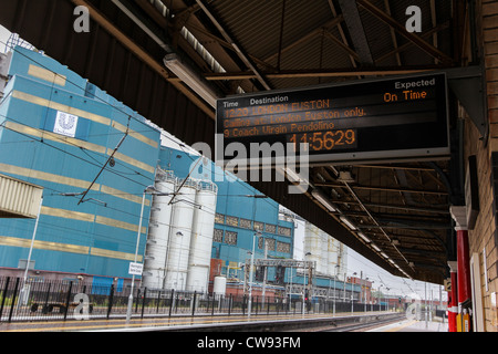 Un départ de la gare de Warrington Bank Quay sur la ligne principale de la côte ouest. Banque D'Images