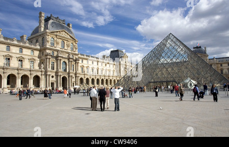 Paris, l'entrée principale au Louvre Banque D'Images