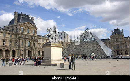 Paris, l'entrée principale au Louvre Banque D'Images