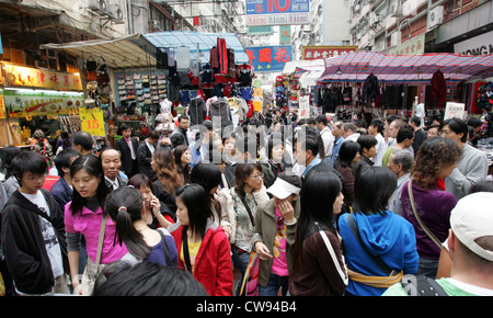 Hong Kong, les gens dans le Marché des Dames de Mong Kok Banque D'Images