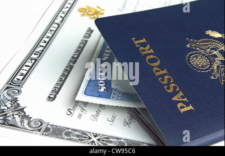 Passeport Américain bleu avec Citoyenneté documents sur fond blanc. Banque D'Images
