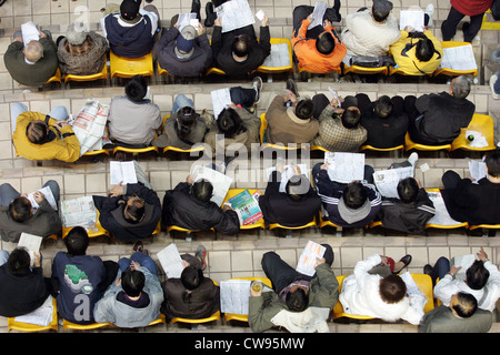 Hong Kong, les gens sont assis sur une tribune Banque D'Images