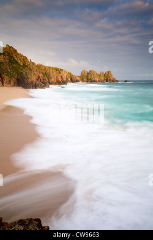 Logan Rock ; de Pendnavounder, Cornwall, UK Banque D'Images