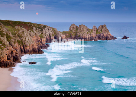 Logan Rock ; de Pendnavounder, Cornwall, UK Banque D'Images