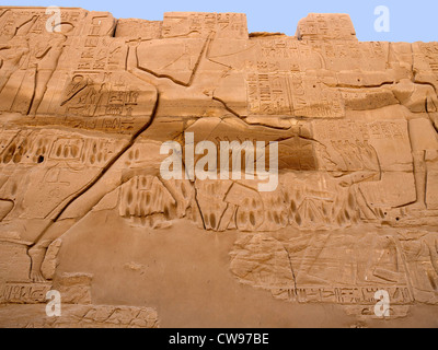 Ramsès à la bataille de Kadesh, sculpter à l'ancien Temple de Karnak complexe près de Louxor dans la vallée du Nil en Egypte Banque D'Images