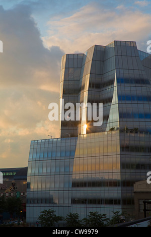 New York, New York - La CCE s'appuyant sur Manhattan, côté ouest, conçu par Frank Gehry. Banque D'Images