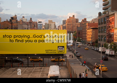 New York, New York - Une publicité pour la société de stationnement Park Fast sur la 10e Avenue à Manhattan. Banque D'Images