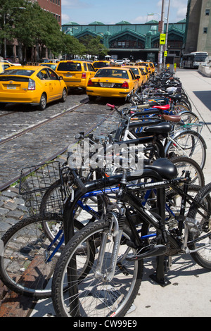 Les vélos et les taxis à l'extérieur du terminal Hoboken Banque D'Images