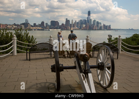 Les touristes voir la rivière Hudson et Manhattan à partir de l'autre côté de la rivière dans le New Jersey. Banque D'Images