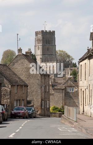 Northleach : main street / St Peter et St Paul church Banque D'Images