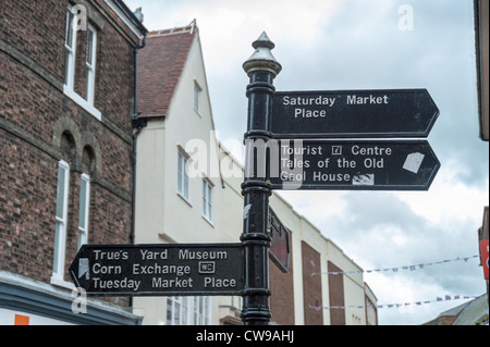 Panneau routier dans le centre de King's Lynn, Norfolk UK ouvrant la voie à des endroits clés de la ville. Banque D'Images