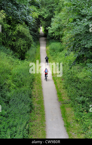 Cyclistes sur la piste de tissington derbyshire, Angleterre Royaume-Uni Banque D'Images