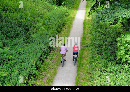 Cyclistes sur la piste de tissington derbyshire, Angleterre Royaume-Uni Banque D'Images