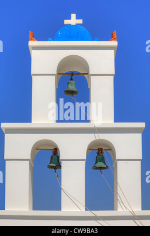 Clocher d'une église grecque à Santorin Banque D'Images