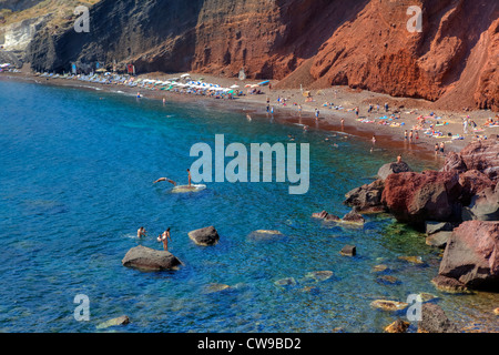 L'un des plus populaires natation endroits de Santorin - Plage Rouge, Kokkini Ammos, Santorini, Grèce Banque D'Images