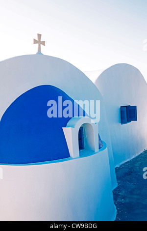 Une chapelle privée en Grèce avec un dôme, croix, attenantes et Banque D'Images