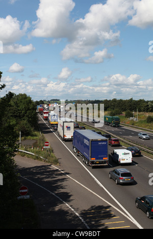 Les bouchons de circulation et une file d'attente de circulation sur l'autoroute M6 en Angleterre.le M6 jouxte la route à péage M6 et contribue à la congestion et confitures Banque D'Images